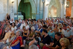 le public du 17 juillet, cathédrale de la cité médiévale